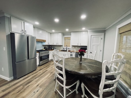 Fridge, microwave, oven, stovetop. 3 bedroom 2 bath home a few blocks away from FHU.