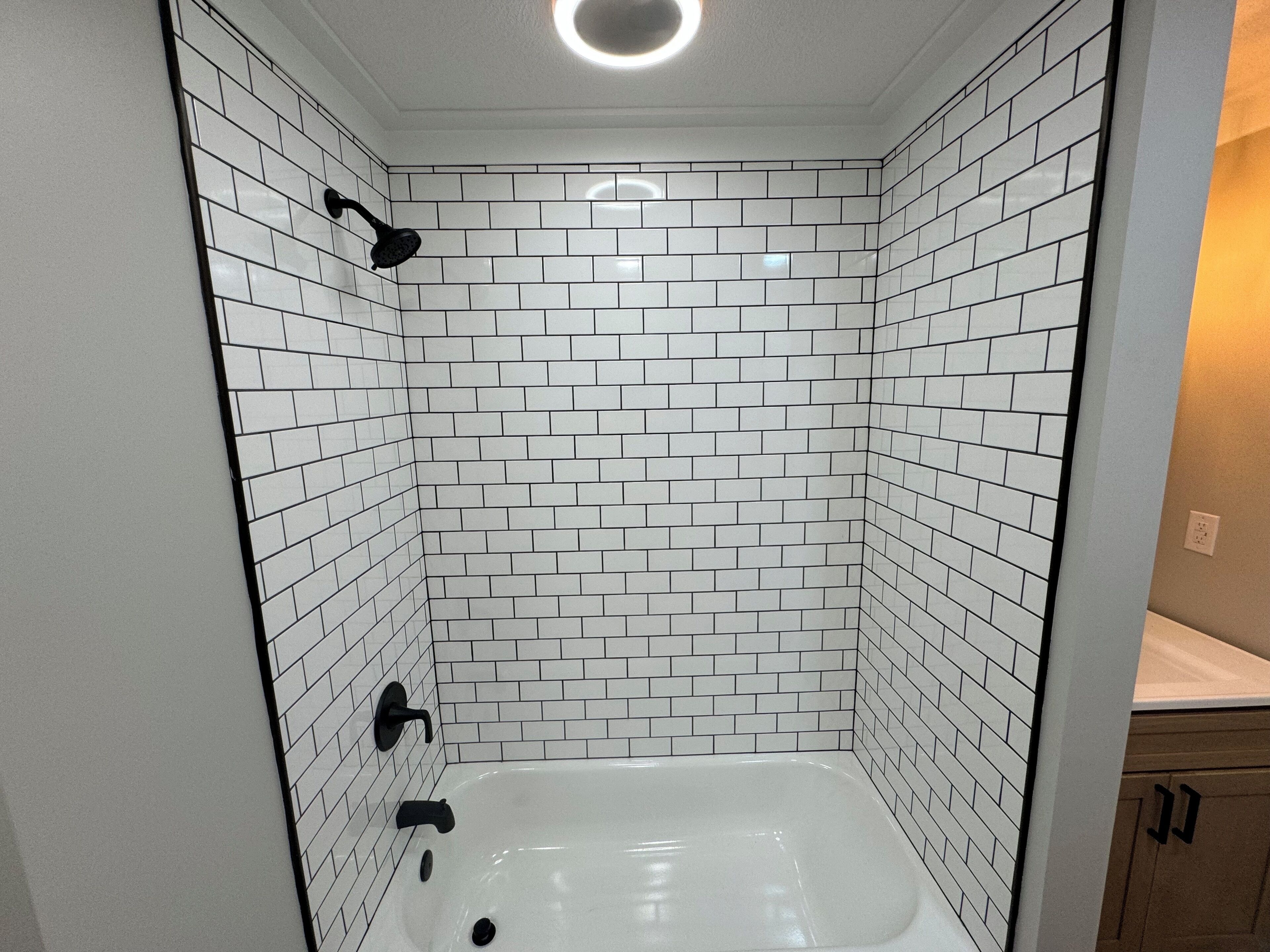 Sèche-cheveux, serviettes fournies, papier toilette