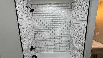 SĂšche-cheveux, serviettes fournies, papier toilette