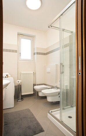 Shower, hair dryer, bidet, towels - Relax 5★ near Lake Como, Hospital & Ferry | Garden & Parking (Gravedona)