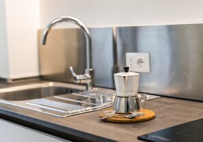 Kühlschrank, Mikrowelle, Herdplatte, Wasserkocher mit Kaffee-/Teezubehör