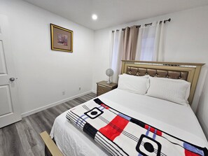4 bedrooms, iron/ironing board, WiFi, bed sheets