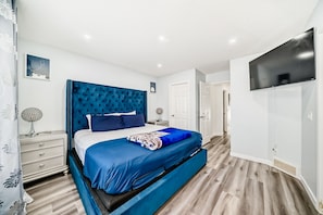 4 bedrooms, iron/ironing board, WiFi, bed sheets