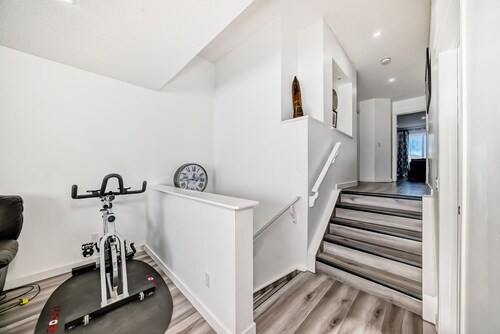 Luxury 4 Bedroom detached, vacation home in SW Calgary. King-size bed.