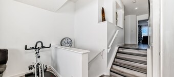 Cozy Vacation Home in SW Calgary