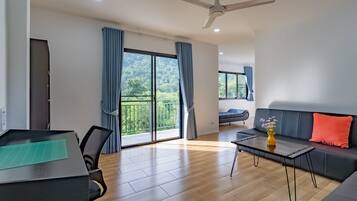 Villa, 3 chambres, piscine privée, vue sur la montagne | Salle de séjour | Livres