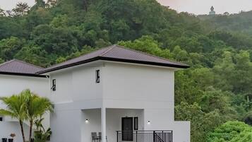 Villa, 3 habitaciones, alberca privada, vista a la montaña | Estacionamiento | Estacionamiento limitado