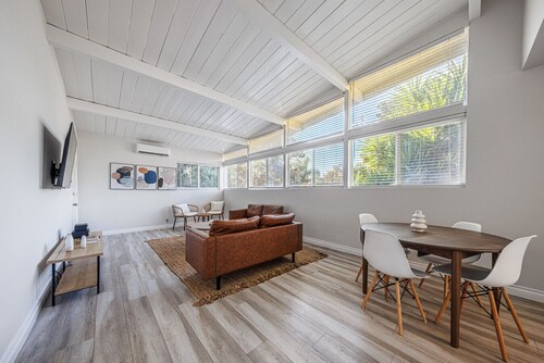 Spacious 2-Bedroom Duplex in Beverly Hills Residential Area