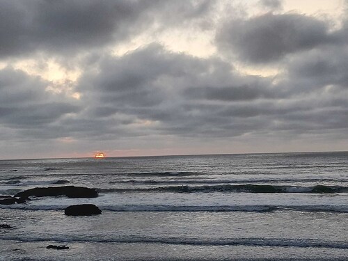 Colourful Coastal Bach / Whaanau-Friendly Port Waikato Escape