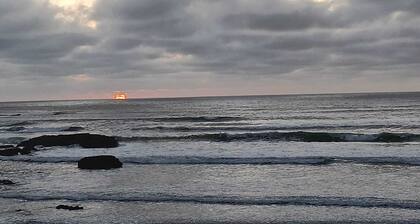 Colourful Coastal Bach / Whaanau-Friendly Port Waikato Escape