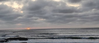 Colourful Coastal Bach / Whaanau-Friendly Port Waikato Escape