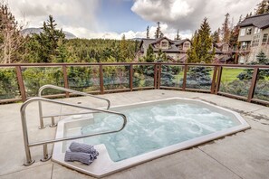 Outdoor spa tub - Blackcomb Greens #4 - New Listing, Mountain View, Right on the Golf Course! (Whistler)