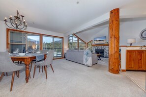 Interior - Blackcomb Greens #4 - New Listing, Mountain View, Right on the Golf Course! (Whistler)
