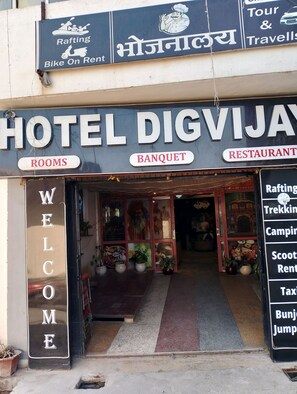 Exterior detail - Hotel Digvijay (Rishikesh)