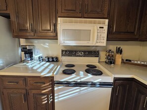 Private kitchen - Modern 2BR Suite 202: Toledo & Sylvania Gateway (Toledo)