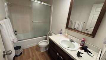 Een haardroger, handdoeken, zeep, toiletpapier