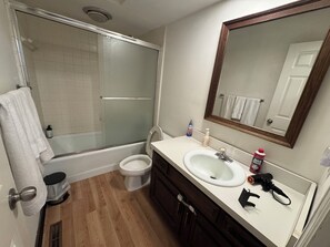 Hårtørrer, håndklæder, Sæbe, Toiletpapir