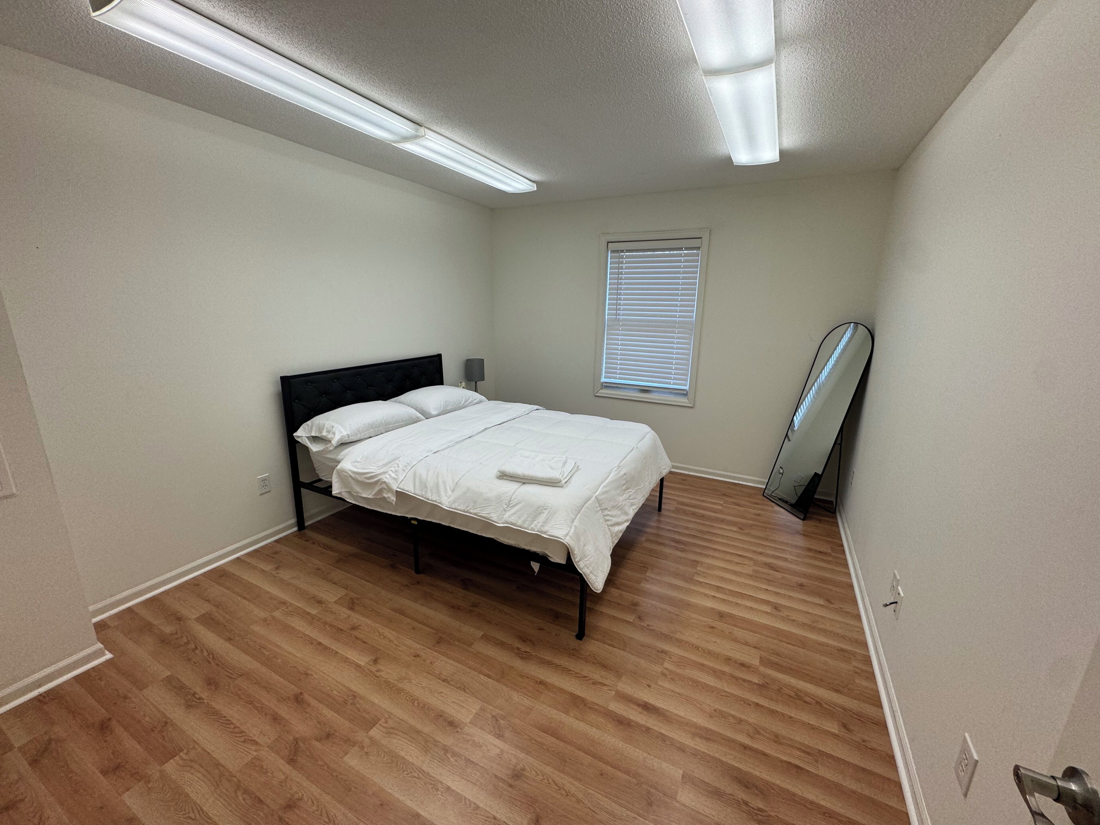 Tabla de planchar con plancha, wifi, ropa de cama