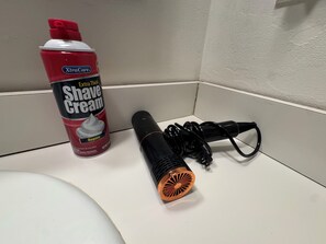 Hair dryer, towels, soap, toilet paper - Modern 2BR Suite 202: Toledo & Sylvania Gateway (Toledo)