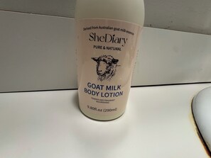 Hårføner, håndklær, såpe og toalettpapir