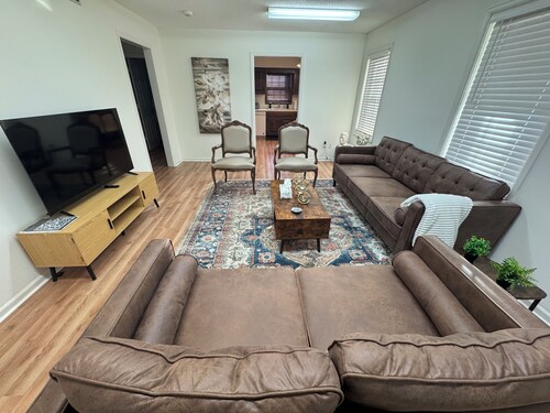 Modern 2BR Suite 202: Toledo & Sylvania Gateway