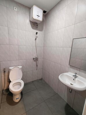 Deluxe-Zimmer | Badezimmer | Dusche, Regendusche, Bidet