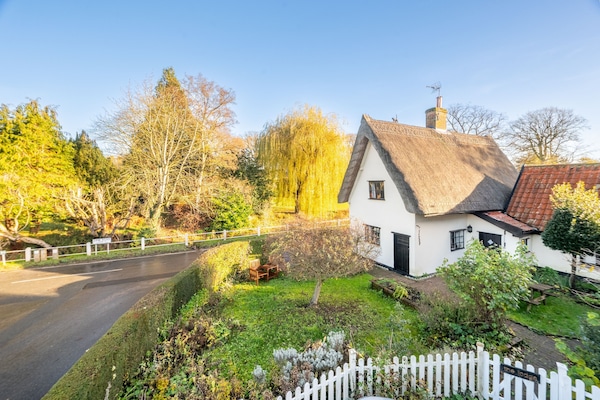 The Thatched Lodge, Fressingfield: A charming thatched roof cottage