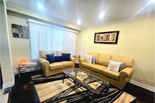 Luxurious house at central location close to hiking trails and all amenities.