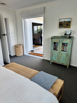 3 bedrooms, iron/ironing board, WiFi, bed sheets - Relax at Mere Road Retreat, a quiet escape perfectly positioned near the lake! (Taupō)