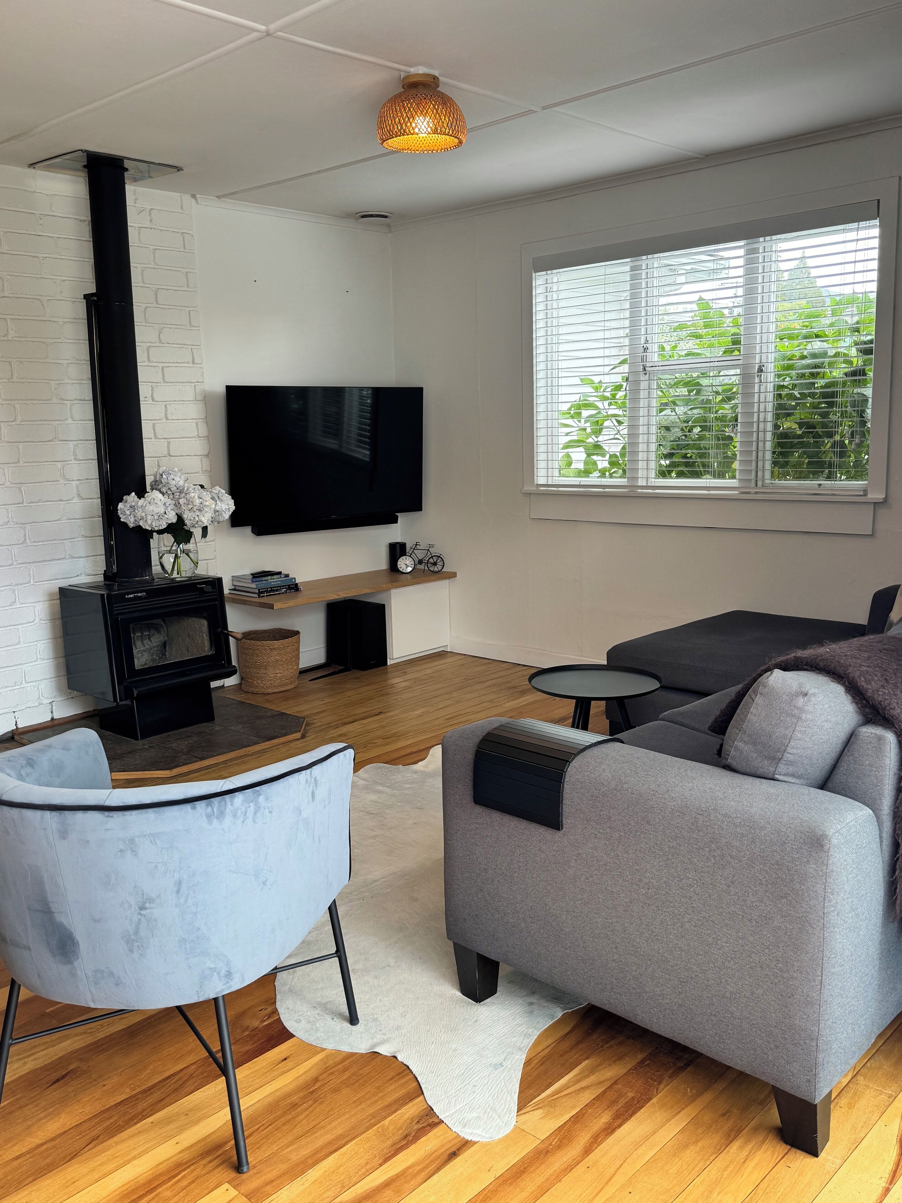 TV, fireplace