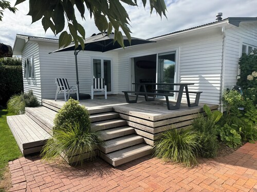 Relax at Mere Road Retreat, a quiet escape perfectly positioned near the lake!