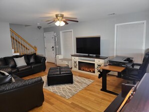 Smart TV, fireplace - Cozy 2-bedroom house in Philipstown near Cold Spring/West Point, NY (Nelsonville)