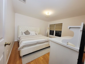2 bedrooms, desk, iron/ironing board, free WiFi