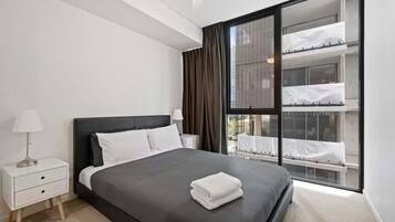 Escritorio, tabla de planchar con plancha, cuna de viaje y wifi