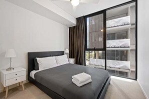 Escritorio, tabla de planchar con plancha, cuna de viaje y wifi 