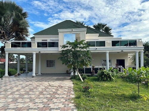 Lovely 6-bedroom villa with AC in charming Sanyang.