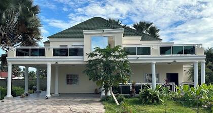 Lovely 6-bedroom villa with AC in charming Sanyang.