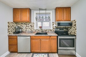 Coffee/tea maker, cookware/dishes/utensils - World Cup 2026 Apt Rental: 13 Mi to Foxborough (Attleboro)