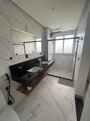 Hair dryer, bidet, towels, soap - House by the sea, with views of the sea and forest in Ilhéus pool (Coutos)
