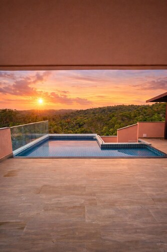 House by the sea, with views of the sea and forest in Ilhéus pool