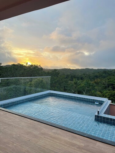 House by the sea, with views of the sea and forest in Ilhéus pool