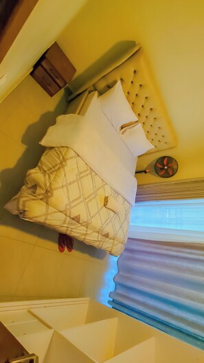 Deluxe Room | Desk, iron/ironing board, bed sheets - golden leaf apartment (Kigali)
