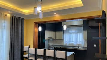 Lemari es kecil, oven, dan peralatan masak/sendok-piring