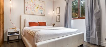 Eagles Nest Chalet w/ Private Deck Near Banff