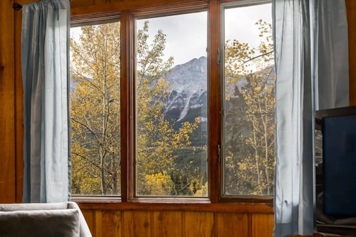Eagles Nest Chalet w/ Private Deck Near Banff