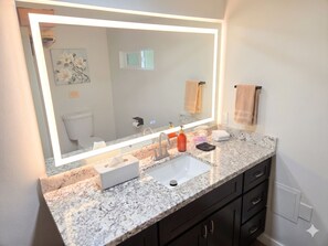 Shower, hair dryer, bidet, towels - Hot Tub, Mtn view, Gym, AC, EV, 2 Game Rooms, 1G Wifi - Sleeps 12 (Ashford)