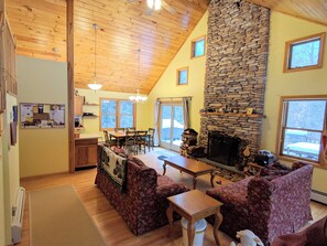 TV, fireplace - Delightful 3-bedroom cabin near Hunter and Windham for skiing and hiking (Jewett)