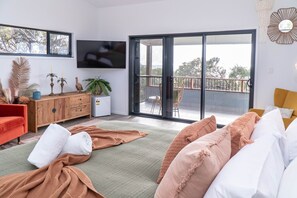 3 bedrooms, iron/ironing board, WiFi, bed sheets - Alkira Ridge Sunrise at 1770 (Agnes Water)