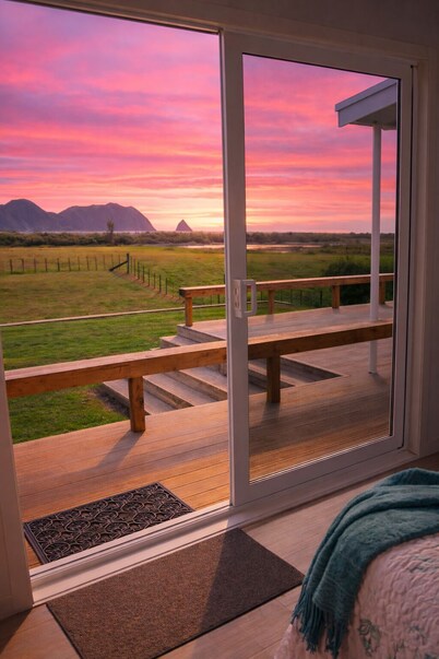 Quiet Luxury Stay by the Coast