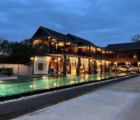 Piscine extérieure. The Elephant House and Pool Villas